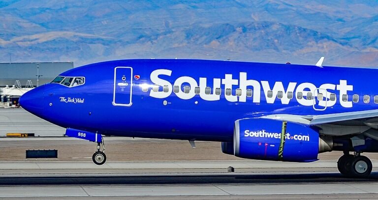 Southwest_Boeing_737-700_N956WN__The_Jack_Vidal__at_Las_Vegas